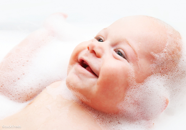 stockfresh 921386 little-baby-taking-bath sizeM
