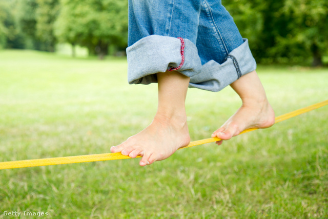 Ügyelj arra, hogy a lábfejed ne keresztbe-kasul, hanem a kötéllel párhuzamosan álljon és előre nézzen.