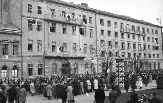 A Köztársaság (ma II. János Pál pápa) téri pártbizottság épülete az 1956. október 30-i ostrom után