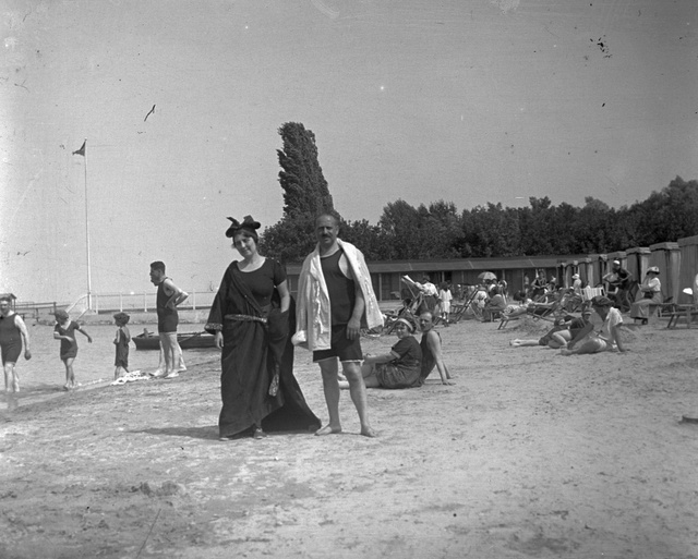 Strandolók Siófokon 1917-ből