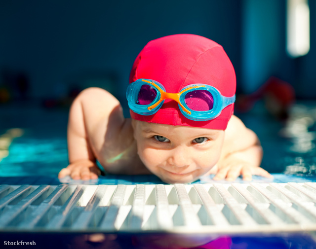 stockfresh 874243 child-in-a-swimming-pool sizeM