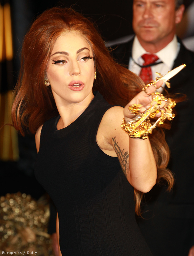 Lady Gaga új keze