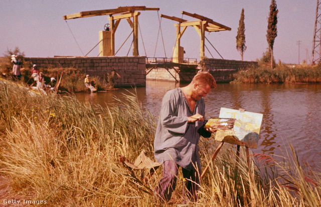 Kirk Douglas Van Goghként az arles-i híd előtt
