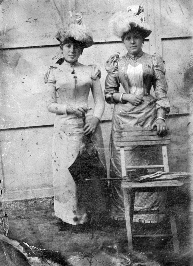 Fűzőt viselő hölgyek 1900 körül