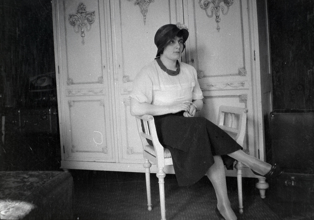 Státuszszimbólum. Kalapos hölgy a stratégiai fontosságú bútordarab előtt 1930-ban