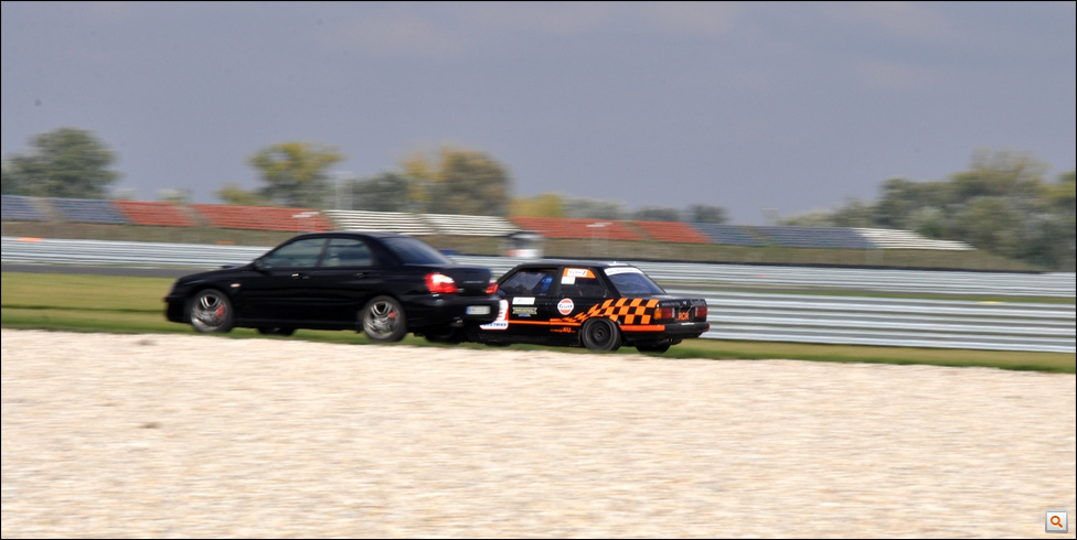 A Challenge BMW-k Intrax-futóműve az egyik legjobb, ami elérhető E30-hoz. Slickeken, kanyarban büntettek is rendesen