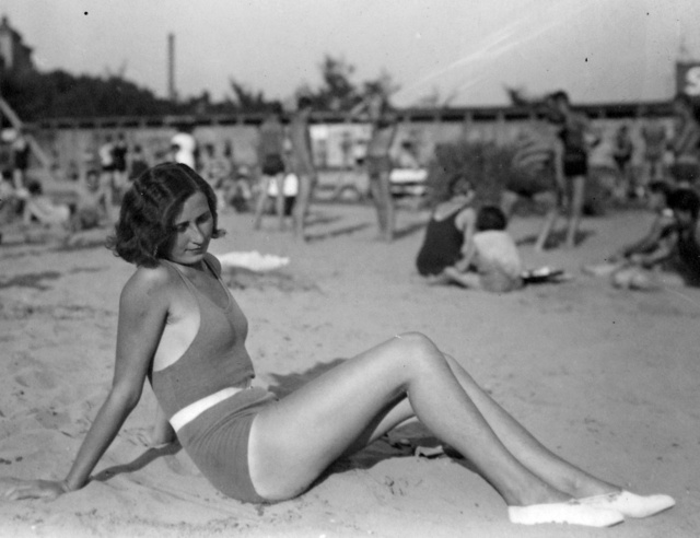 A fűző elhagyása után felgyorsultak az események. A húszas-harmincas években már bátran strandolhattak a nők is. Fortepan, 1930
