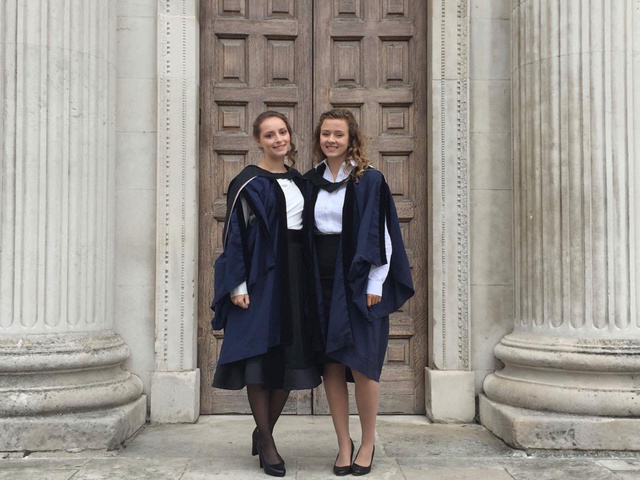 Diplomaosztás után a Senate House előtt, ahol a ceremónia folyt - Fruzsina a képen balra