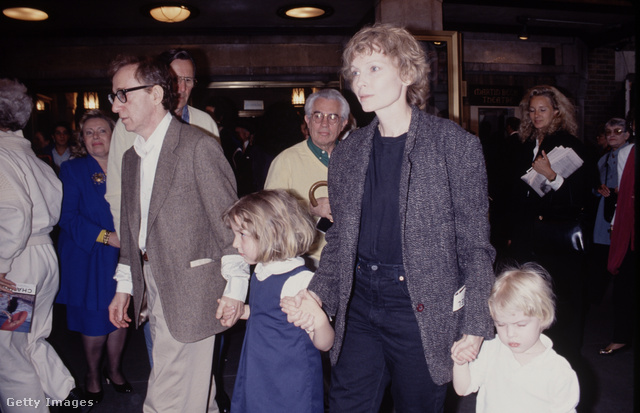 Woody Allen (b) és Mia Farrow (j) gyerekeikkel 1990 környékén