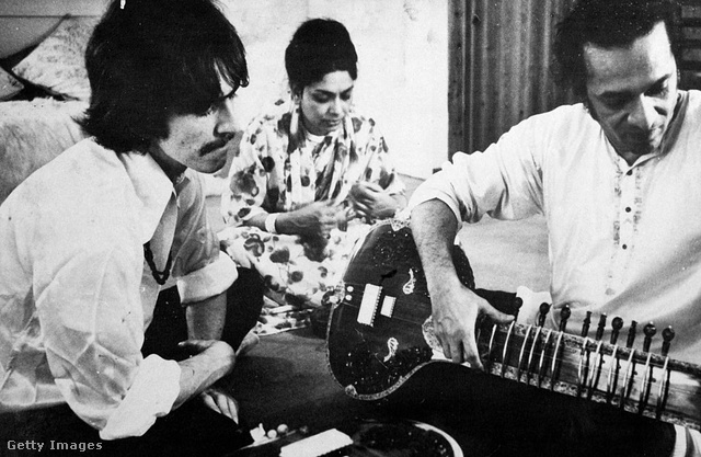 George Harrison és Ravi Shankar szitárral
