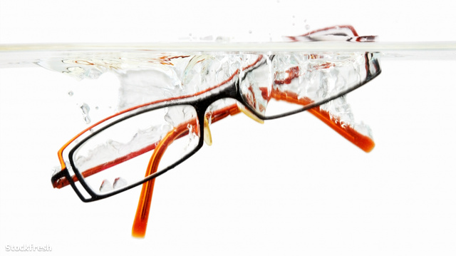 stockfresh 1191005 glasses-falling-into-water sizeM