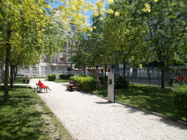 Kicsike park a VII. kerületben, a politikus mellszobrával