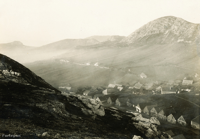 Budaörs látképe a Kő-hegyről, jobbra az Odvas-hegy, lent a mai Zúzmara utca épületei. A fénykép 1924-ben készült