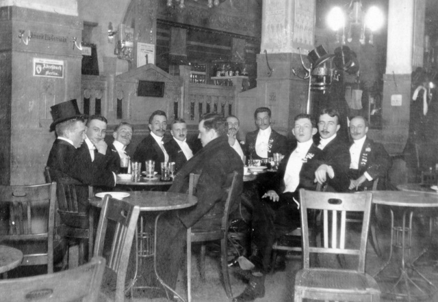 Férfitársaság a kávéházban 1915 körül