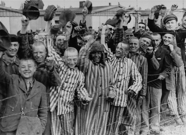A dachaui koncentrációs tábor lakói örülnek a felszabadító amerikai katonáknak 1945 áprilisában