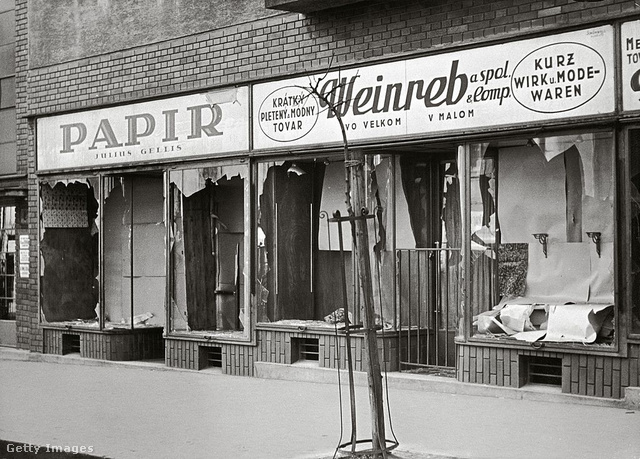 Zsidó üzletek kifosztott kirakatai Pozsonyban