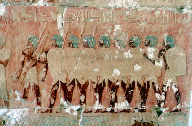 Lándzsával és pajzzsal felfegyverzett katonák (Luxori templom, Kr. e. 1470 körül).