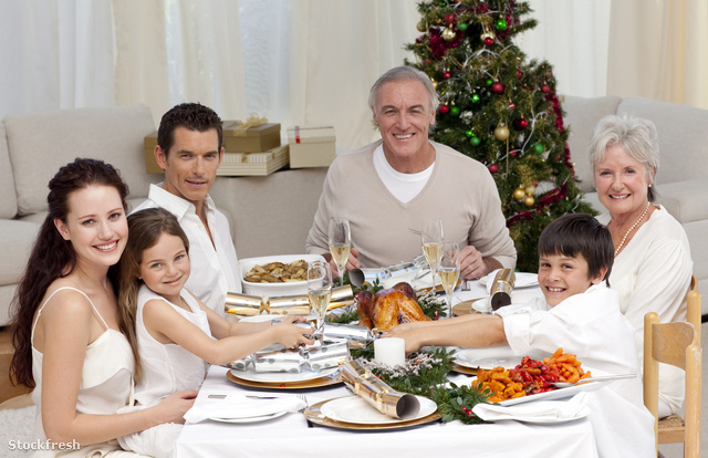 stockfresh 2317415 children-pulling-a-christmas-cracker-at-home