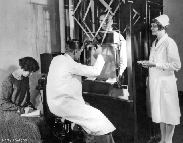 Fluoroszkópos vizsgálat, ezúttal egy férfi páciensen a Battle Creek-i szanatóriumban