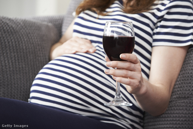 A gyermek egészségét veszélyeztetik az ivással a várandós anyák.