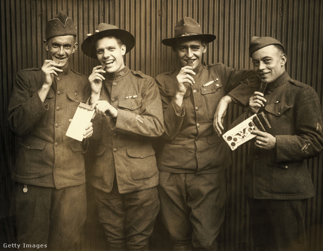 Első világháborús katonák csokit esznek.