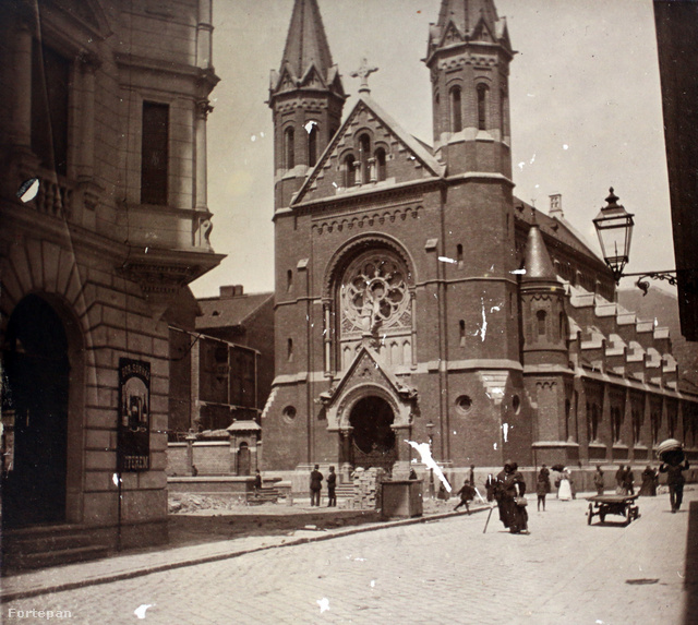 A Jézus Szíve-templom a Scitovszky (ma Lőrinc pap) tér és a Mária utca sarkán (1910).