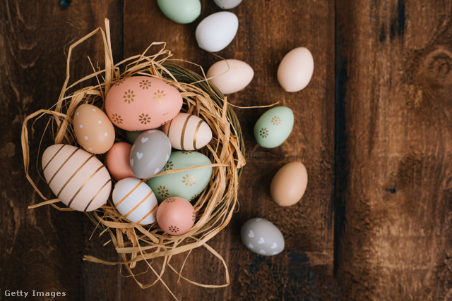 A húsvéti tojásfestés a húsvét legismertebb népszokása.