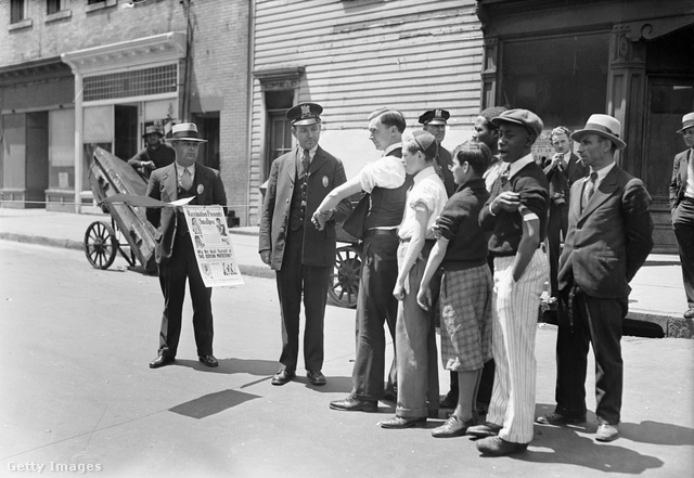 Oltottság-ellenőrzés himlő idején (Newark, New Jersey, 1931).