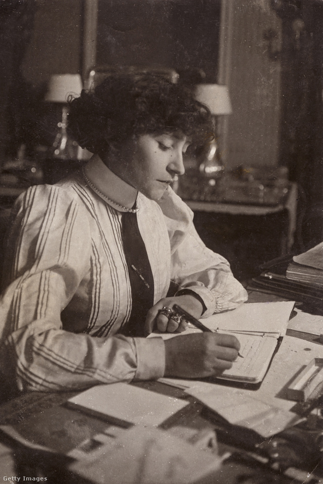 Colette írás közben 1905-ben