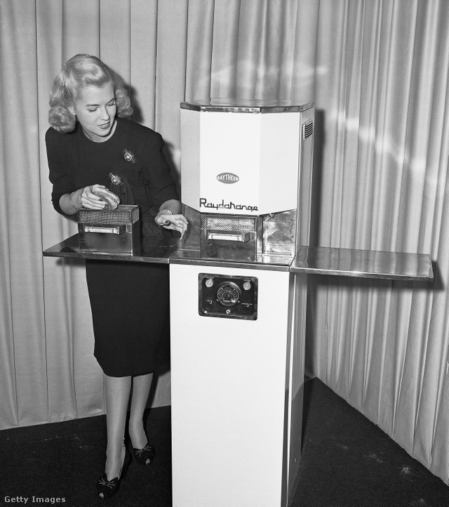 Jackie Copeland az első Radarange készülékkel 1946-ban
