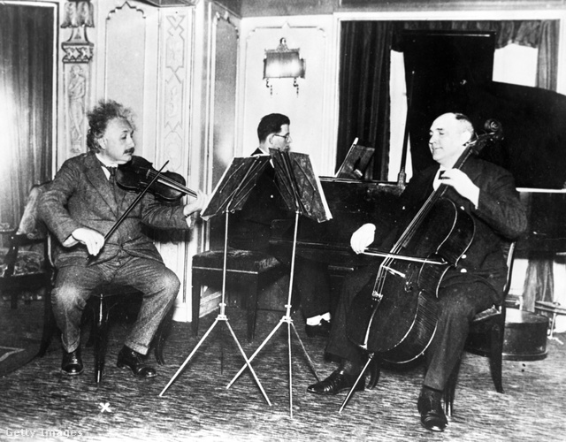 Einstein zenekarokban is játszott