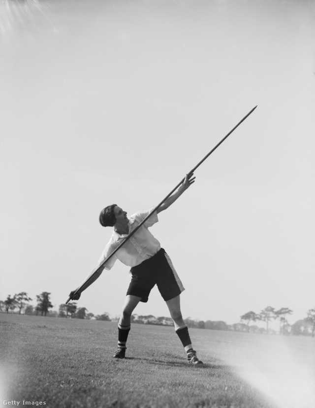 Lily Parr 1938-ban dárdával gyakorol az edzés részeként