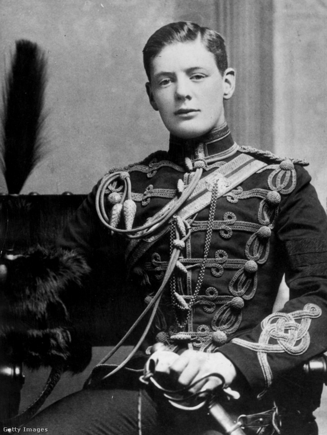 A 19 éves Churchill a Királyi 4-es huszárezred alhadnagyaként.