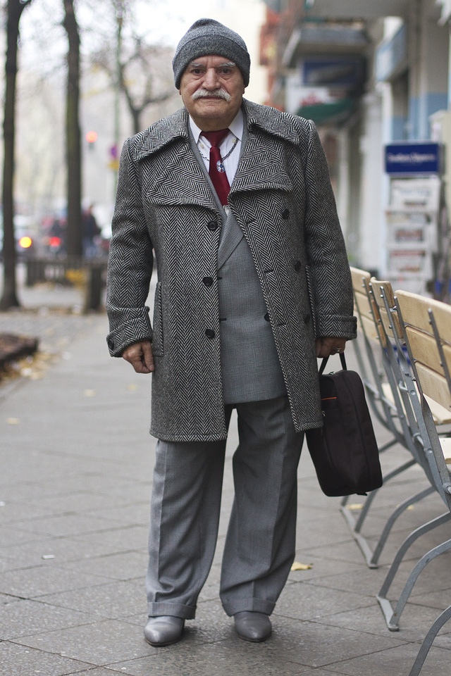 Ali 83 évesen sem lóg ki a divatos utcaképből