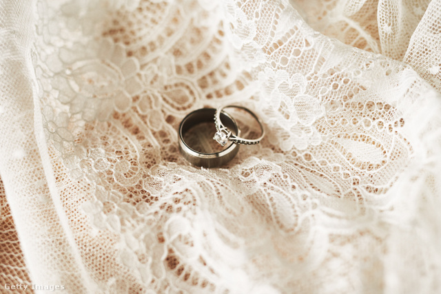 Az elköteleződés szakasza – két gyűrű a menyasszonyi ruhán