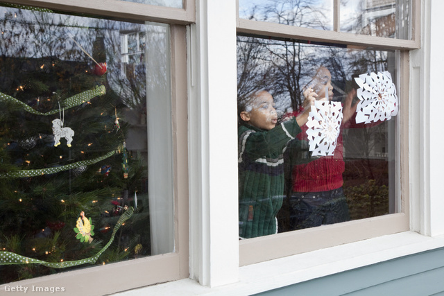 Az ablakok kidíszítése a gyerekekkel jó kis karácsonyi móka