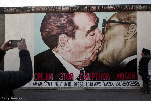 Dmitrij Vrubel híres graffitije a berlini fal egykori részén