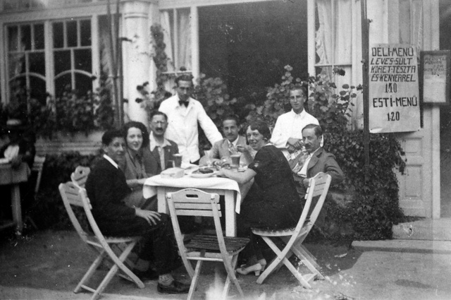 Vendéglőben étkező társaság az 1930-as években