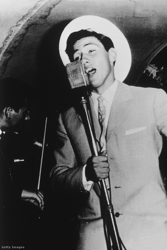 Az ifjú Berlusconi a mikrofonnál 1960 körül