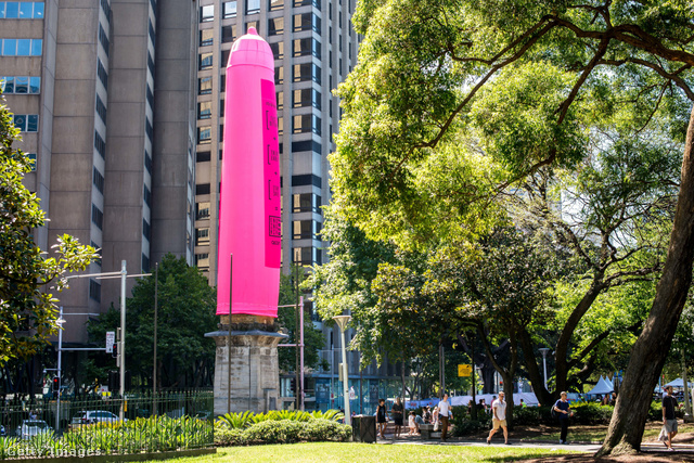 A rózsaszín óvszerrel borított Hyde Park Obelisk