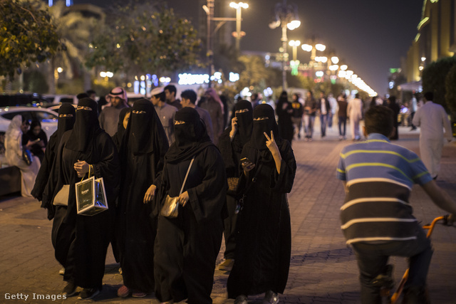 Nők Riyad bevásárlóutcáján
