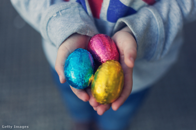 A fiúk csokitojást kapnak, a lányok kéretlen kölnit. A húsvéti locsolkodás kettős természete: inkább szexista hagyomány, vagy aranyos népszokás?