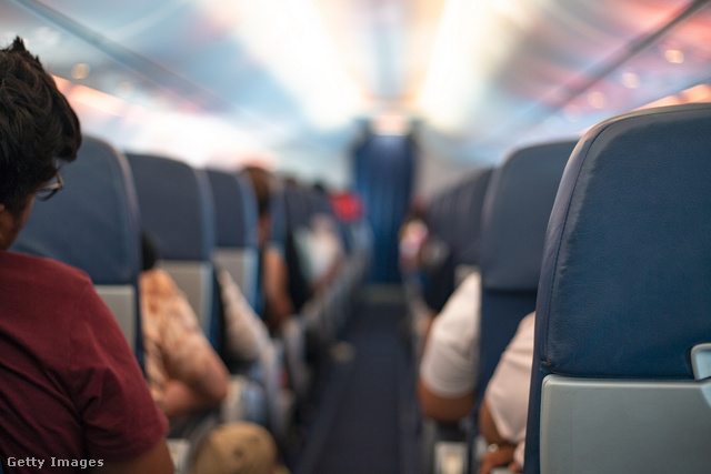 Sokféle váratlan esemény történhet repülés közben – akár egy meztelen utas is előkerülhet!