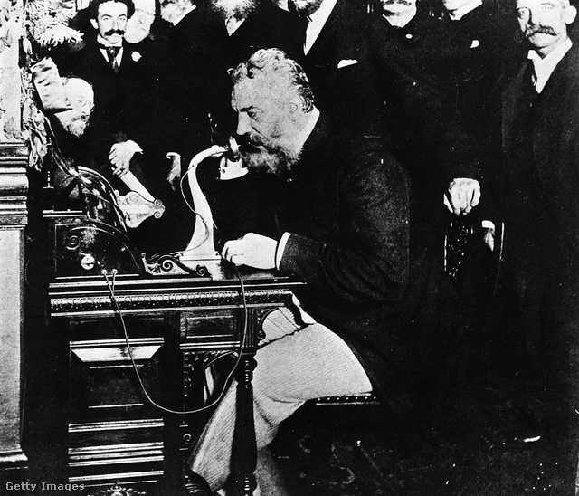 Bell 1892-ben, ahogy az első New York–Chicago hívást kezdeményezi találmányán