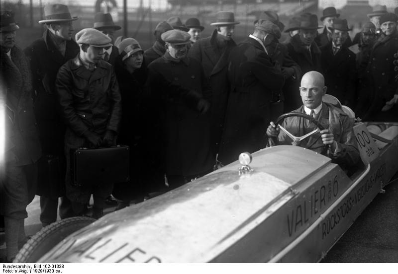 Max Valier a rakétaautó kormányánál, Berlin 1929