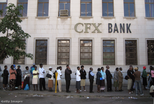Tiltakozók menete egy zimbabwei banknál az elnökválasztás előtt, 2008-ban