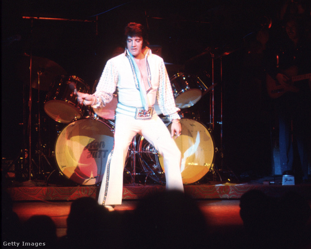 Fehér ruhát visel és tömegeknek énekel (Elvis 1975-ben Las Vegasban)