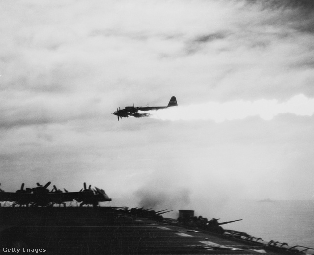 Kamikaze repülő által végrehajtott öngyilkos támadás
