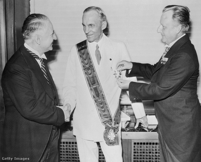 Henry Ford átveszi a Német Sas-rend nagykeresztjét Karl Kapp konzultól