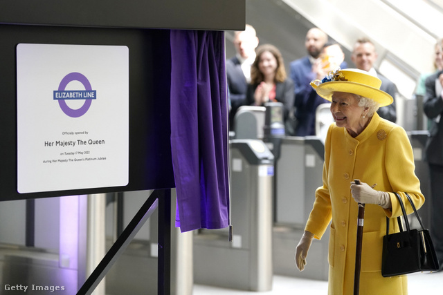 A róla elnevezett londoni metróvonal megnyitójára is vidám, napsárga kosztümben érkezett az urlakodó